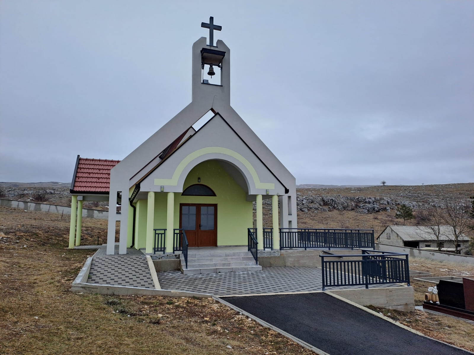 Ograda_kapelica_groblje_2.jpg - 229,48 kB
